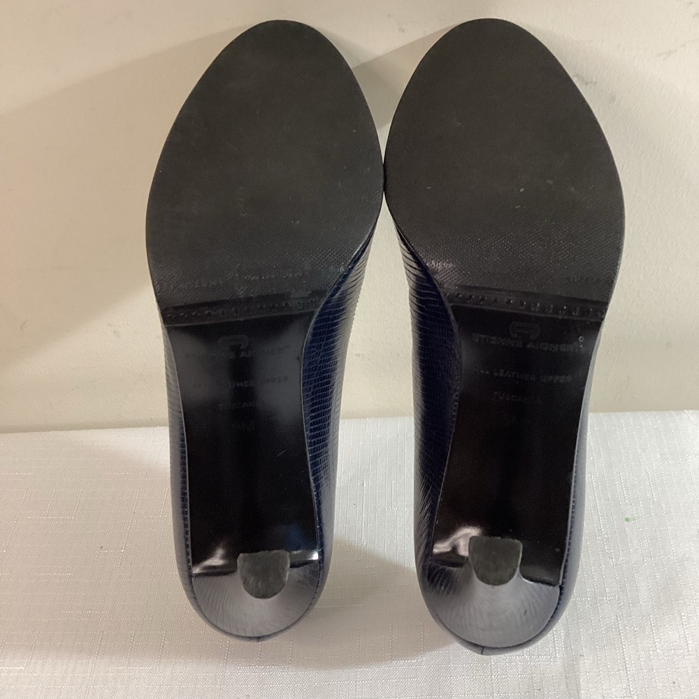 Etienne Aigner Women’s Navy Embossed Leather Peep Toe Heels Size 8 - Picture 9 of 14